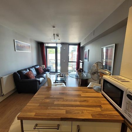 Lesley Court- A Lovely Spacious 2 Bedroom Apartment By Catchpole Stays Челмсфорд Екстериор снимка