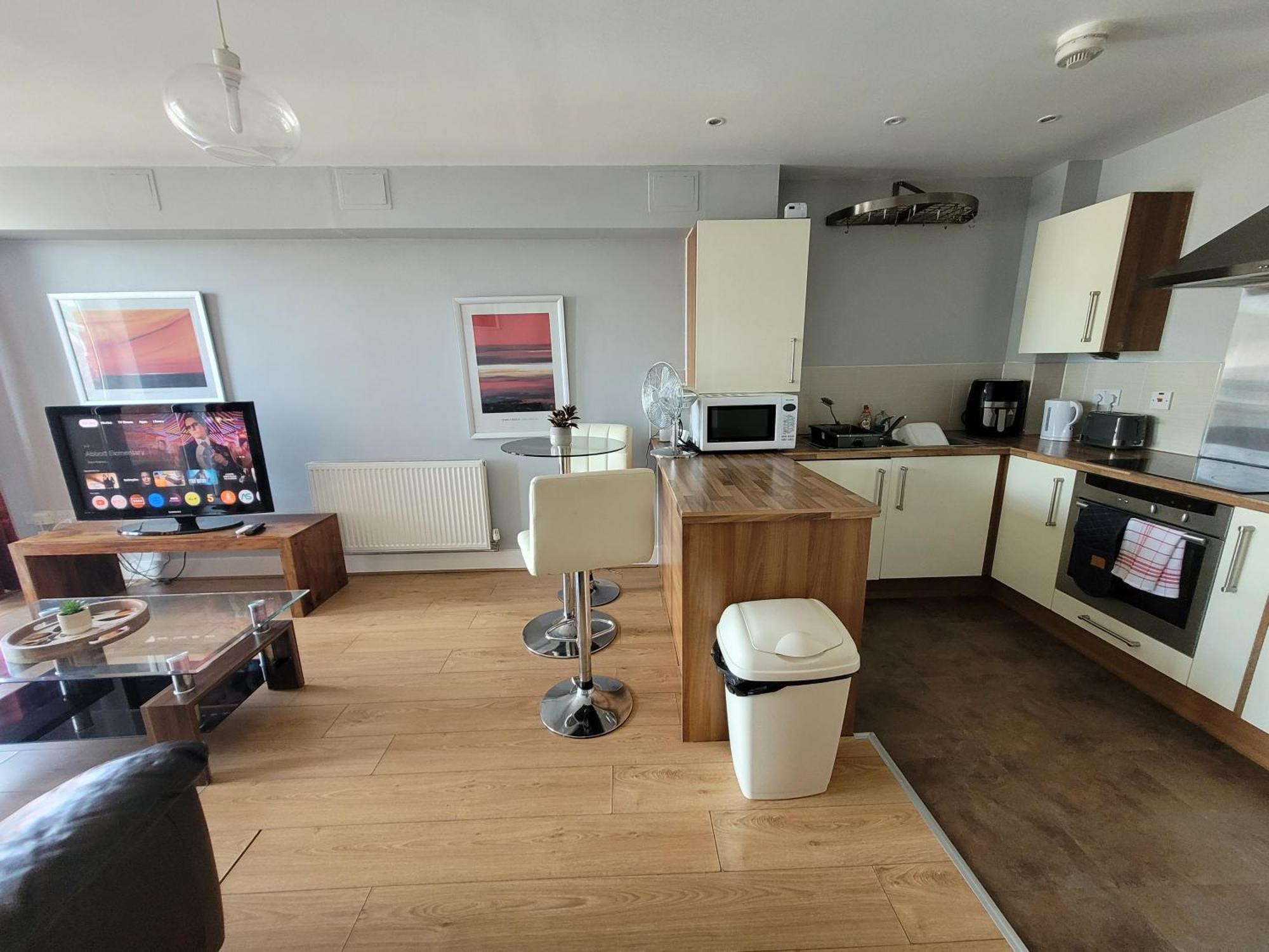 Lesley Court- A Lovely Spacious 2 Bedroom Apartment By Catchpole Stays Челмсфорд Екстериор снимка