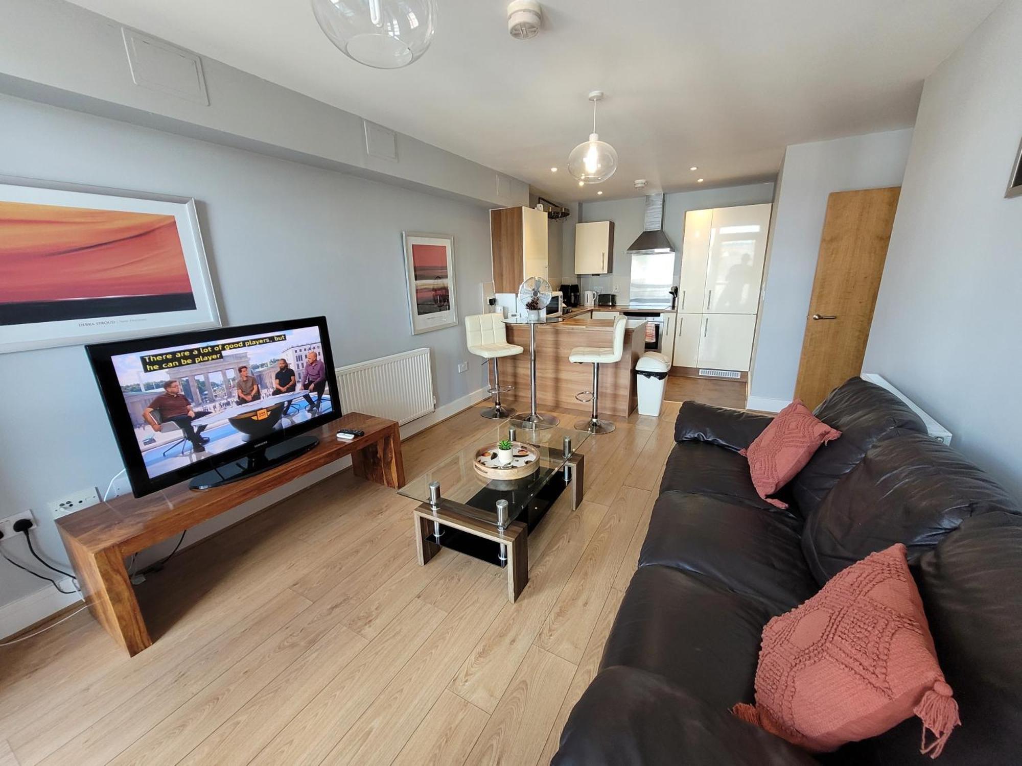 Lesley Court- A Lovely Spacious 2 Bedroom Apartment By Catchpole Stays Челмсфорд Екстериор снимка