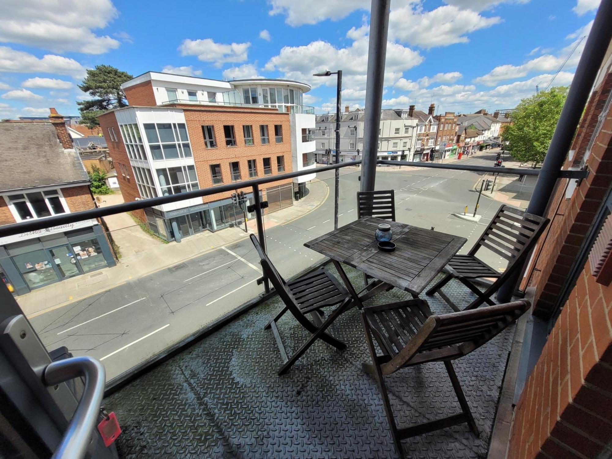 Lesley Court- A Lovely Spacious 2 Bedroom Apartment By Catchpole Stays Челмсфорд Екстериор снимка